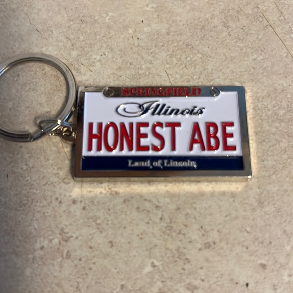 Illinois License Plate Honest Abe Souvenir Keychain 2"x1" - Picture 1 of 2